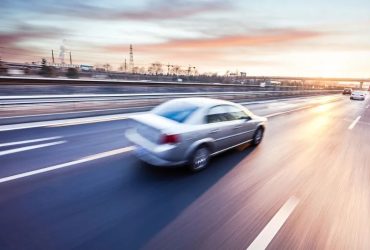 Mãe tira menina à força de carro em movimento; criança acaba ferida Mãe tira menina à força de carro em movimento; criança acaba ferida