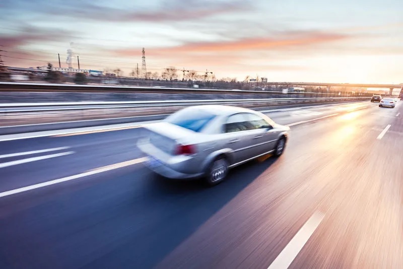 Mãe tira menina à força de carro em movimento; criança acaba ferida Mãe tira menina à força de carro em movimento; criança acaba ferida