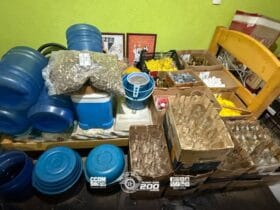 PM estoura fábrica clandestina de bebidas alcoólicas no Jardim Silveira