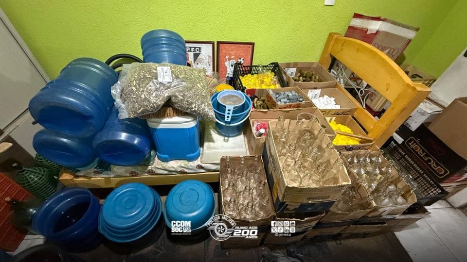 PM estoura fábrica clandestina de bebidas alcoólicas no Jardim Silveira