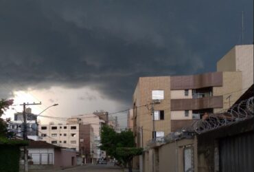 Semana começa com alerta de chuva forte em Barueri