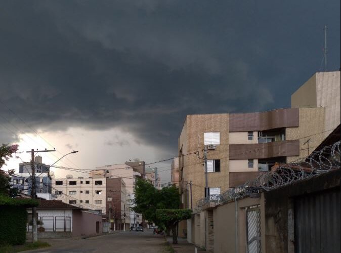 Semana começa com alerta de chuva forte em Barueri