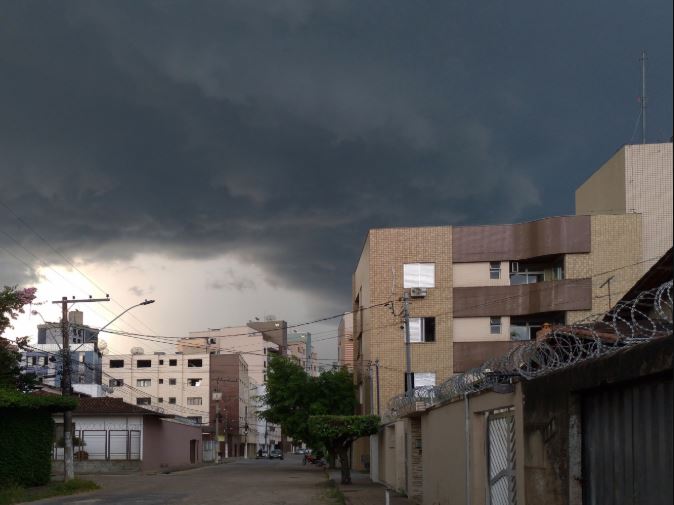 Semana começa com alerta de chuva forte em Barueri