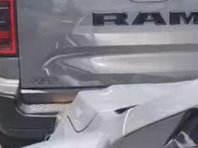 Caminhonete arrasta carro no Tamboré e força motorista a pular