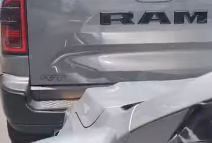 Caminhonete arrasta carro no Tamboré e força motorista a pular