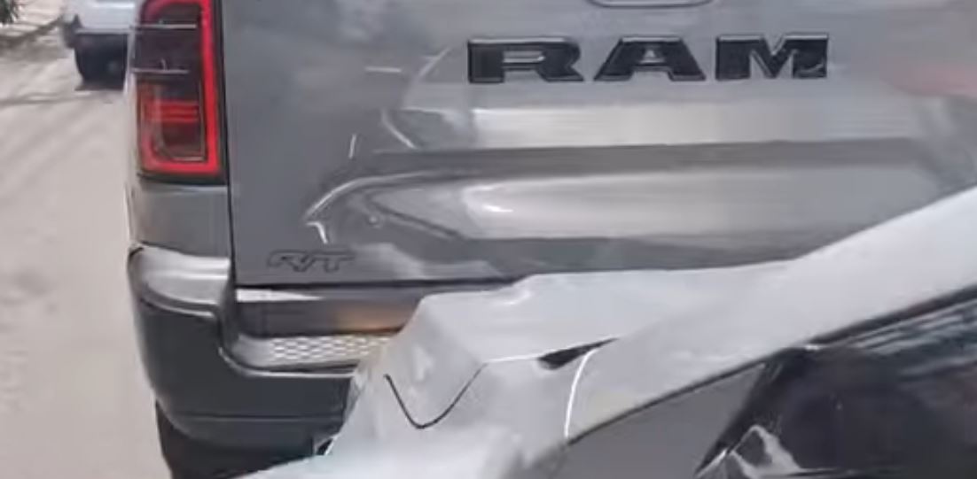 Caminhonete arrasta carro no Tamboré e força motorista a pular