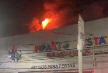 Incêndio destrói loja de produtos de festa Impakto, na região central de Barueri; veja vídeo