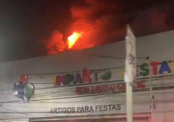 Incêndio destrói loja de produtos de festa Impakto, na região central de Barueri; veja vídeo