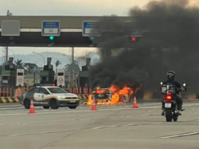Carro pega fogo nas proximidades do pedágio da Castelo e fica totalmente destruído