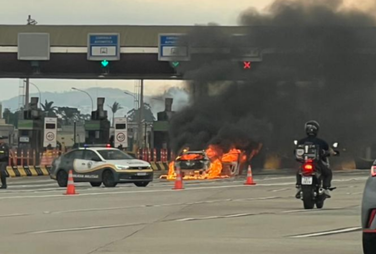 Carro pega fogo nas proximidades do pedágio da Castelo e fica totalmente destruído
