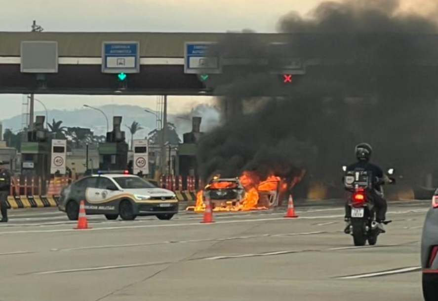 Carro pega fogo nas proximidades do pedágio da Castelo e fica totalmente destruído