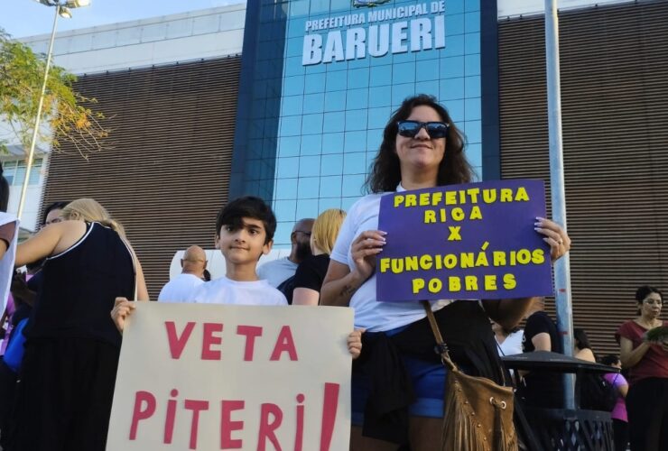 Servidores e pensionistas protestam contra nova taxação da Prefeitura