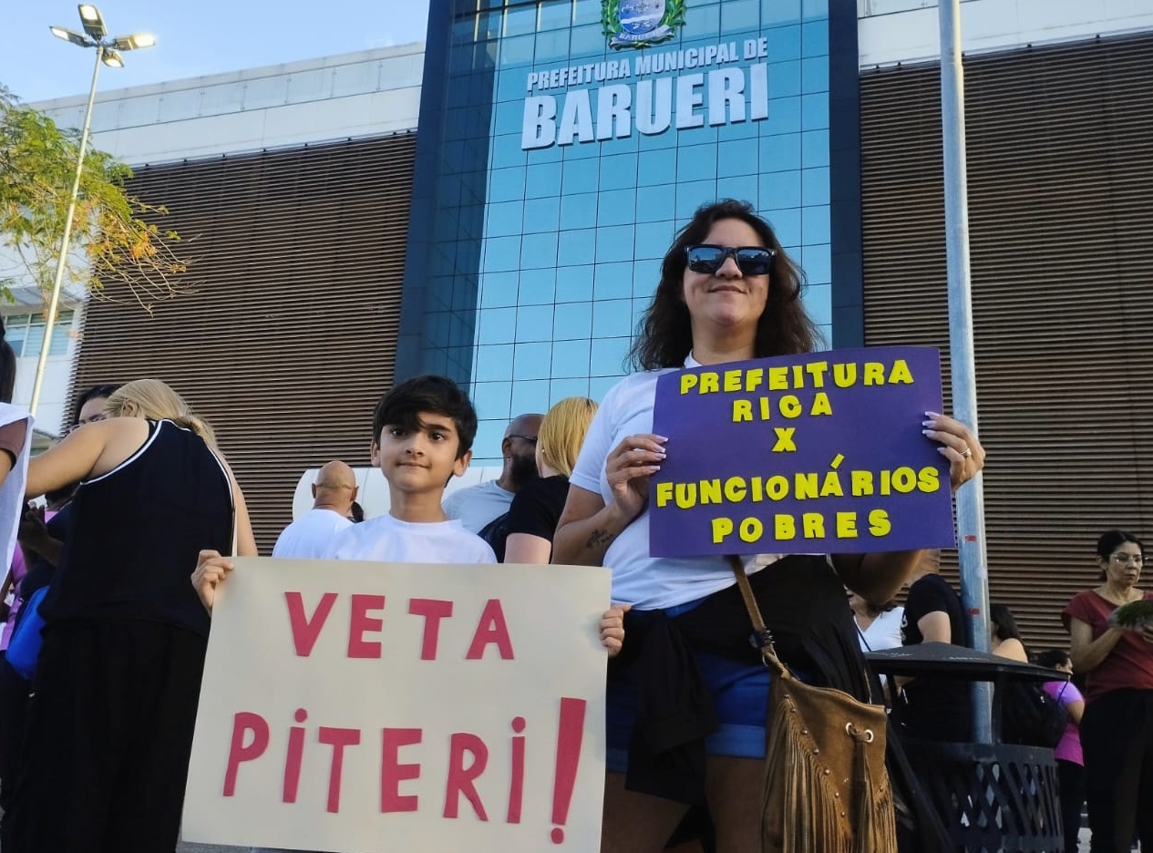 Servidores e pensionistas protestam contra nova taxação da Prefeitura