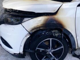 Usando peruca, homem ateia fogo em carro de mulher em Carapicuíba