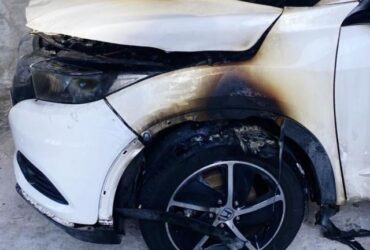 Usando peruca, homem ateia fogo em carro de mulher em Carapicuíba