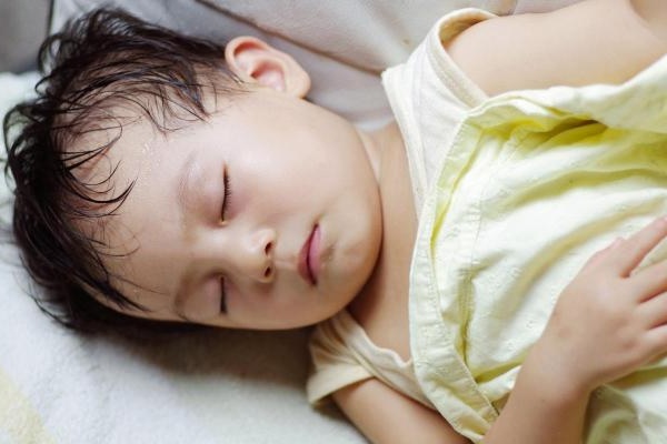 Por que meu filho soa tanto quando dorme?