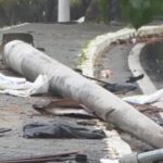 Caminhão escorrega na pista e derruba poste em Barueri