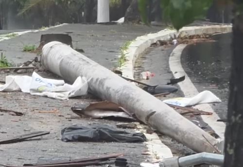 Caminhão escorrega na pista e derruba poste em Barueri