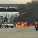 Carro pega fogo nas proximidades do pedágio da Castelo e fica totalmente destruído