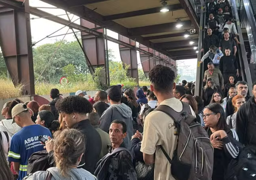 Problema na rede aérea afeta circulação de trens nas linhas 8 e 9 da ViaMobilidade