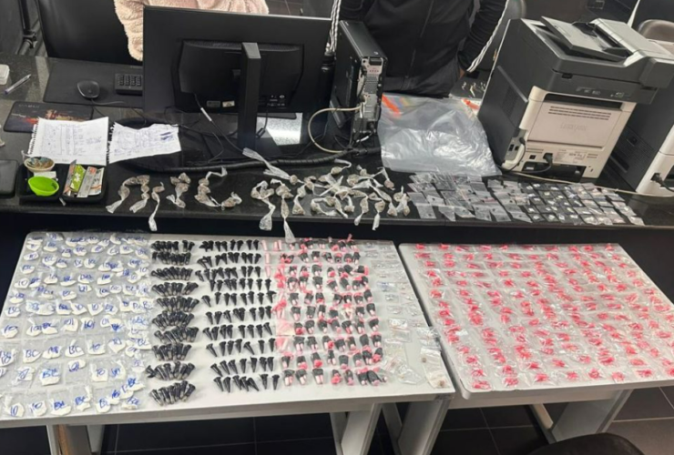 Dois adolescentes são apreendidos com maconha, cocaína e crack no Califórnia