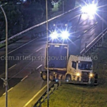 Motorista perde controle na Castelo e carreta bate na barreira de proteção e num poste