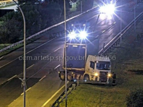 Motorista perde controle na Castelo e carreta bate na barreira de proteção e num poste