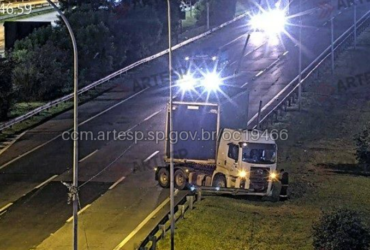 Motorista perde controle na Castelo e carreta bate na barreira de proteção e num poste