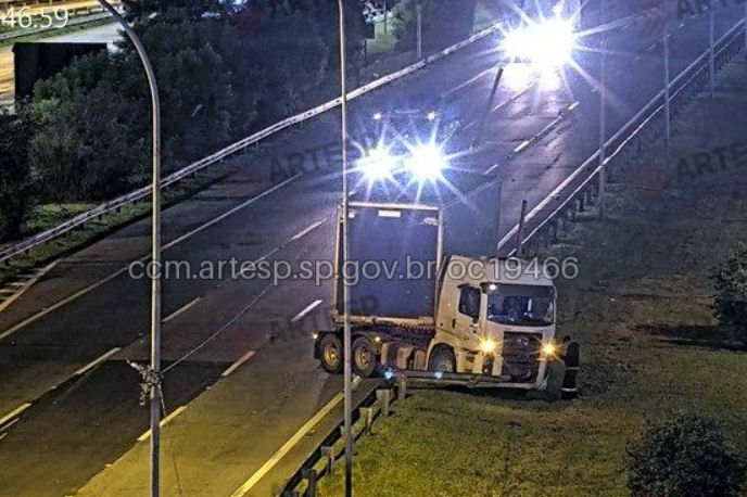 Motorista perde controle na Castelo e carreta bate na barreira de proteção e num poste