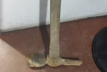 Discussão por causa de som alto termina em golpe de picareta em Itapevi