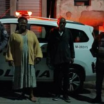 Polícia identifica idoso desaparecido e desorientado e o leva de volta para casa