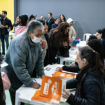 Prefeitura entrega 80 títulos de posse a moradores de conjunto do Maria Cristina