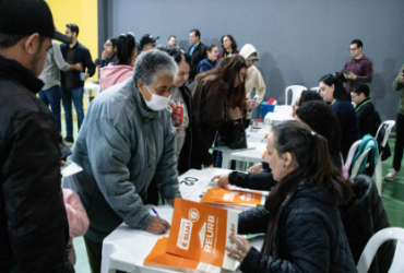 Prefeitura entrega 80 títulos de posse a moradores de conjunto do Maria Cristina