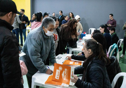 Prefeitura entrega 80 títulos de posse a moradores de conjunto do Maria Cristina