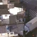 Motorista perde o controle em ladeira e caminhão invade casa em Carapicuíba