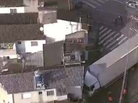 Motorista perde o controle em ladeira e caminhão invade casa em Carapicuíba