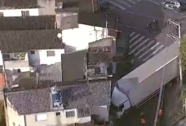 Motorista perde o controle em ladeira e caminhão invade casa em Carapicuíba