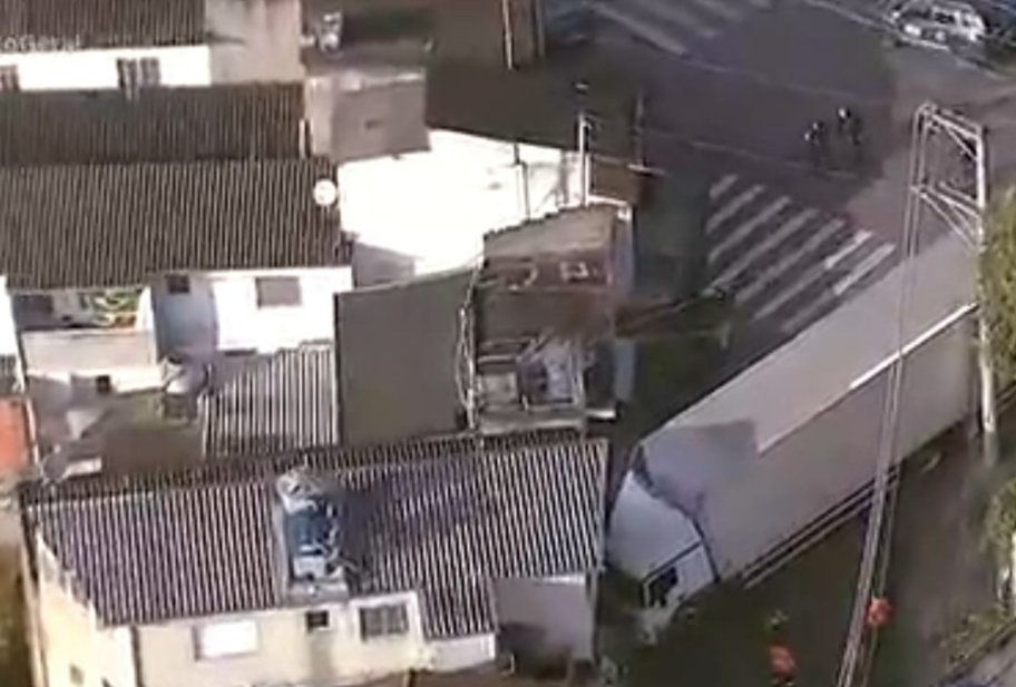 Motorista perde o controle em ladeira e caminhão invade casa em Carapicuíba