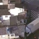 Motorista perde o controle em ladeira e caminhão invade casa em Carapicuíba
