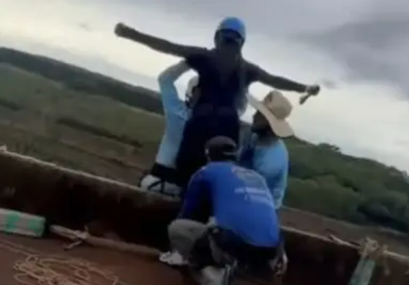 MP denuncia quatro pessoas por morte de jovem atirada de ponte sem proteção