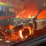 Carro pega fogo no viaduto sobre os trilhos da ViaMobilidade no Jardim Belval