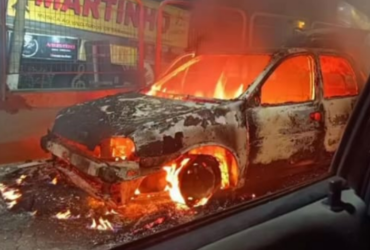 Carro pega fogo no viaduto sobre os trilhos da ViaMobilidade no Jardim Belval