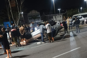 Acidente que envolveu três veículos termina em capotamento no Jardim Tupã