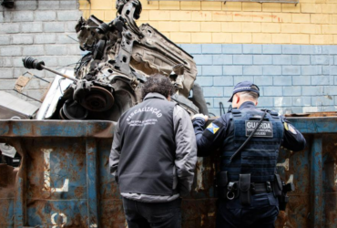 Ação da Polícia Civil com GCM fecha dois ferros-velhos e apreende 800 quilos de fios