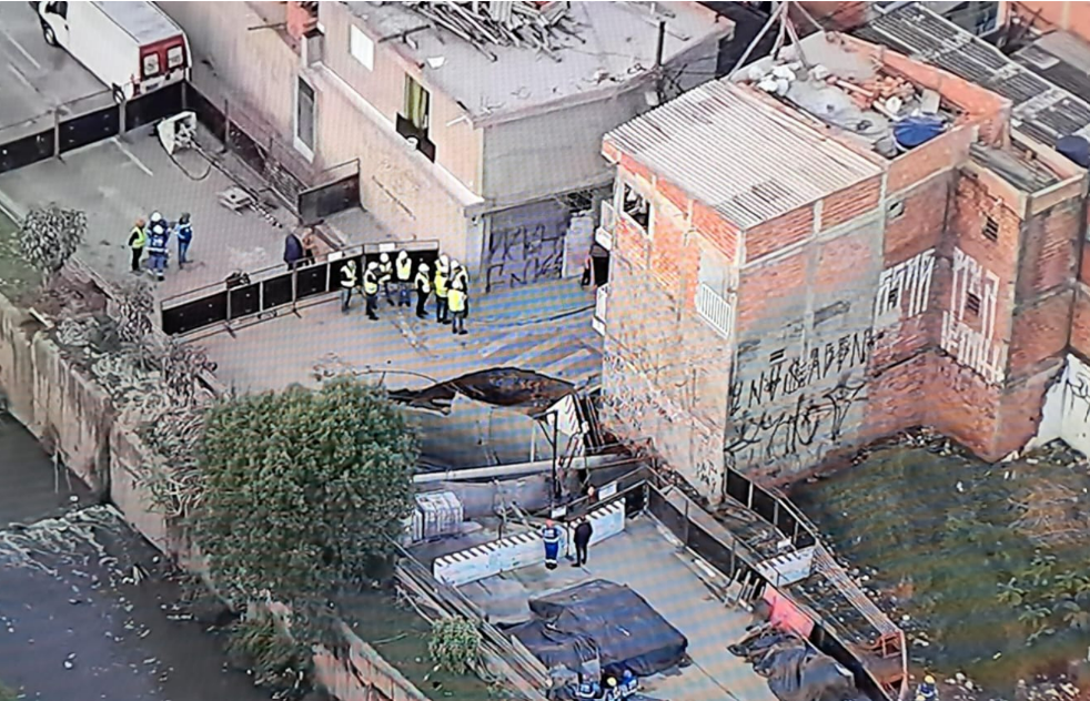Implantação de rede de esgoto da Sabesp provoca afundamento de solo em Osasco