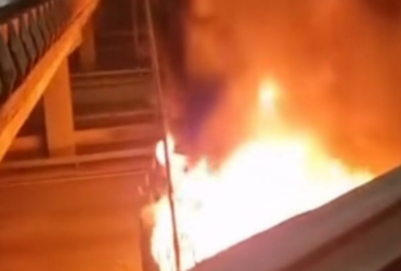 Incêndio destrói ônibus na noite de quarta-feira no quilômetro 21 da Castelo Branco