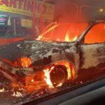 Carro pega fogo no viaduto sobre os trilhos da ViaMobilidade no Jardim Belval