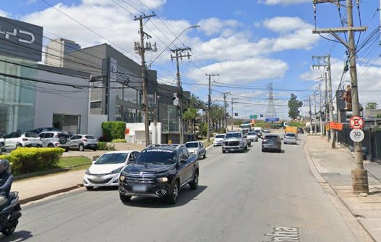 Dois carros capotam na quarta-feira após se chocarem próximo ao trevo do Alphaville