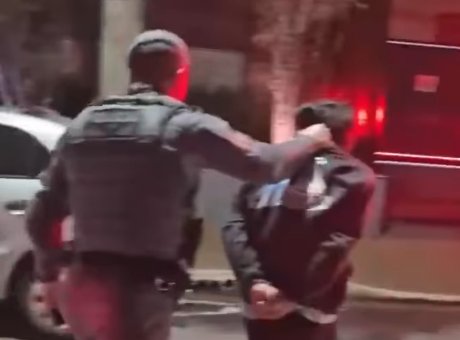 Polícia persegue carro roubado em Santana de Parnaíba e prende ladrão no Bethaville