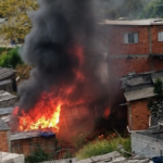 Incêndio destrói cinco residências em comunidade de Osasco na tarde de segunda